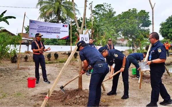 Gerakan Satu Juta Pohon, Upaya PT KAI Menghijaukan Stasiun Berbagai Daerah