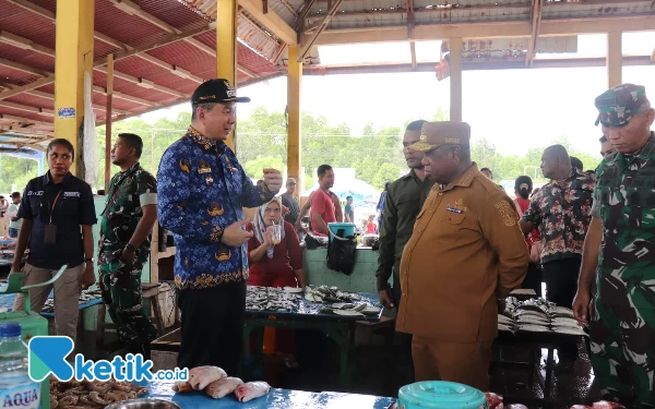 Foto Bupati Freddy Thie bersama Penjabat Gubernur Drs.H.Ali Baham Temongmere M.T.P mengunjungi pasar baru Kaimana (foto Humas Pemkab Kaimana)