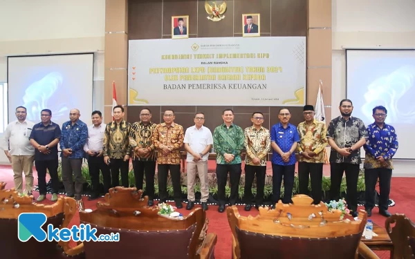 Foto Bassam Kasuba saat berpose bersama beberapa kepala daerah di Malut. (Foto Alif)