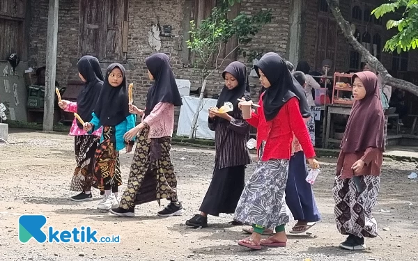 Thumbnail Berita - ASN dan Pelajar di Sleman Kenakan Pakaian Tradisional Jawa Yogyakarta, Ada Apa?