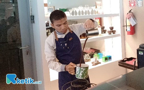 Foto Chef Tamam sedang meracik Kopi Telur khas Kopitiam, Jumat (12/1/2024). (Foto:Khaesar/Ketik.co.id)