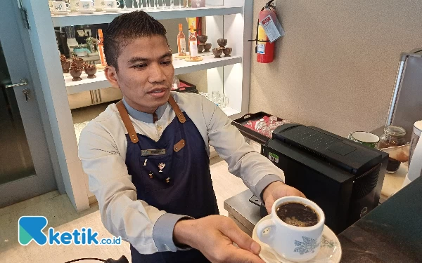 Rasakan Kopi Telur Khas Haujek Kopitiam di Crown Prince Hotel