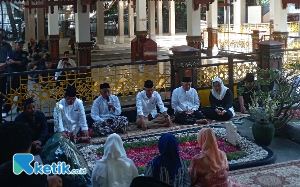 Thumbnail Calon Presiden RI nomor urut 3 Ganjar Pranowo berziarah ke makam KH Abdurrahman Wahid atau Gus Dur dan pendiri NU Hadratussyeikh KH Hasyim Asy'ari di Kompleks makam keluarga Pesantren Tebuireng, Jombang, Jumat (12/1/2024). (Foto: Rifat/Ketik.co.id)