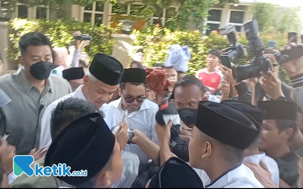 Thumbnail Berita - [Berita Foto] Momen Santri Jombang Kompak Teriak Prabowo Saat Ganjar Berkunjung ke Tebuireng