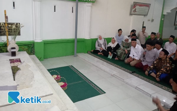 Thumbnail Selain ke Tebuireng, Ganjar Pranowo juga berziarah ke makam KH. Abdul Wahab Hasbullah di Pesantren Bahrul Ulum Tambakberas, Jombang (12/1/2024). (Foto: Rifat/Ketik.co.id)