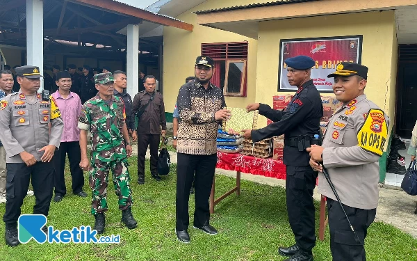 Foto Serah terima dokumen bantuan Sembako oleh Bupati Halsel ke Komandan Satgas Pemilu di Kecamatan Obi (Foto Alif)