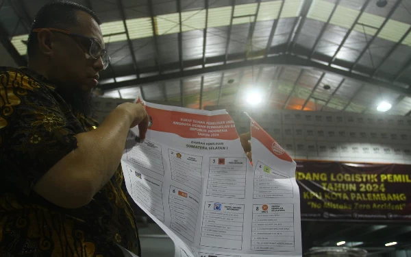 Thumbnail Siapkan Jemuran! KPU Palembang Keringkan Surat Suara Basah