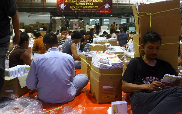 Foto Petugas KPU Kota Palembang Romi Yudha Satria Kasubag keuangan, umum dan logistik KPU Palembang memperlihatkan kertas suara DPR RI Daerah Pemilihan Sumatera Selatan I yang rusak (sobek) di Gudang Logistik Komisi Pemilihan Umum (KPU) Kota Palembang Jalan. Kebun Bunga Palembang, Jumat (12/1/2024). Sebanyak kurang lebih 1000 lembar kertas suara Pemilihan Presiden dan Wakil Presiden, DPD RI, dan DPR RI ditemukan rusak dengan kondisi sobek, warna buram dan lembab. Wahyu Rahmanto/Ketik.co.id