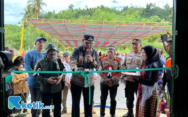 Foto Buapti Halmahera Selatan Bassam Kasuba Saat menggunting pita resmikan bangunan lumbung pangan di Obi desa Soligi ( Foto Alif/Ketik.co.id)