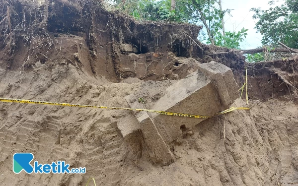 Foto Batu purbakala berbentuk tugu ditemukan di area bekas galian tanah urug di Desa Kayunan Kecamatan Plosoklaten Kabupaten Kediri. (foto : isa/Ketik.co.id).