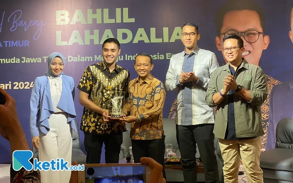 Foto Acara Ngobrol Bareng Bahlil Lahadalia yang dihadiri oleh Ketua Kadin Surabaya Ali Affandi Mattaliti dan Arditto Grahadi. (Foto: Shinta Miranda/Ketik.co.id)