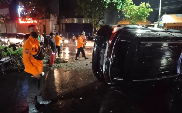 Toyota Fortuner Terguling di Jalan Kertajaya Surabaya