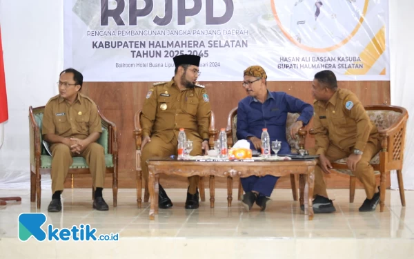 Foto Bupati Bassam berbincang saat acara pembukaan Forum Konsultasi Publik RPJPD (Foto Mursal)