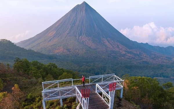 Foto Memiliki pemandangan yang i dah Gunung Inierie sering dikunjungi wisatawan. (Foto: Instagram @ayodolan)