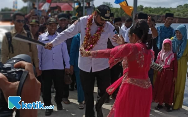 Resmikan Pesantren Mualaf di Desa Lata-lata, Bupati Bassam Ikut Menari Cakalele