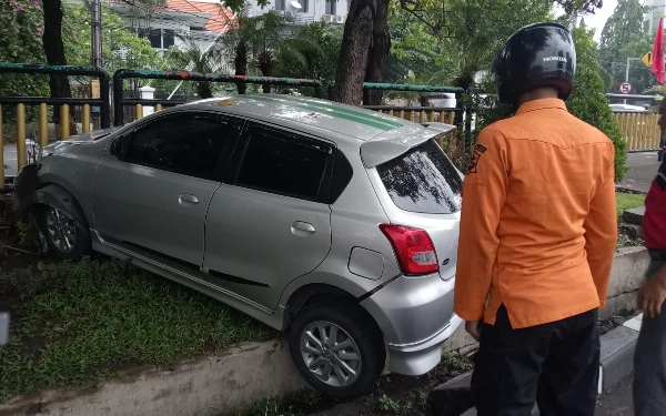 Thumbnail Berita - Duh! Maksudnya Ngerem Malah Injak Gas, Mobil Datsun Tabrak Taman Jalan Kartini Surabaya