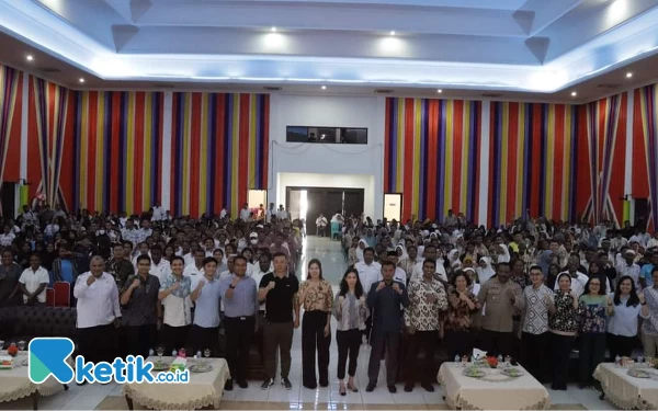 Foto Bupati Freddy Thie foto bersama dengan Direktur Eksekutif Yayasan UPH Stephanie Riady di Gedung Pertemuan Krooy Kaimana (foto Humas Pemkab Kaimana)