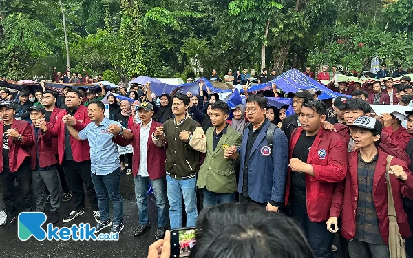 Thumbnail Diguyur Hujan, Ketua TKD Jatim Terima Aspirasi Ribuan Mahasiswa untuk Prabowo-Gibran