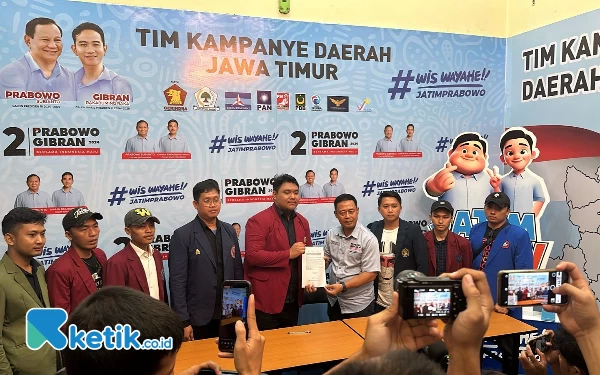 Foto Ketua TKD Jatim Boedi Prijosoeprajitno menerima penyampaian aspirasi Aliansi Mahasiswa.