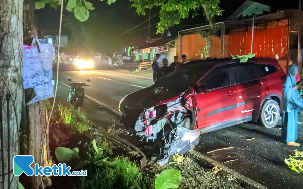 Thumbnail Mobil Rush Ringsek Gegara Hantam Pohon di Pacitan, Kerugian Capai Rp50 Juta