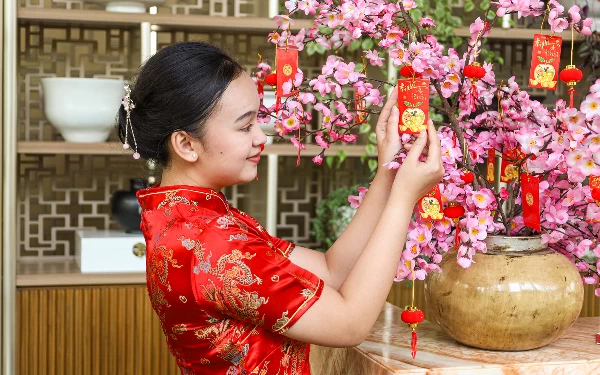 Foto Staff Ah Yat Abalone Forum Restaurant Malang tengah menghias pohon angpao (Foto: Dok. Ah Yat Abalone)