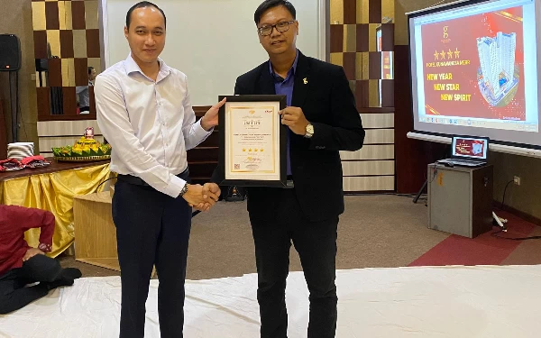 Foto Andry Yakub (kanan)  saat tasyakuran kenaikan hotel bintang 4 (Foto: Dok. Gunawangsa Merr Hotel)