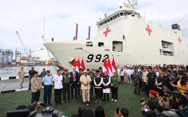 Foto Menhan Prabowo Subianto saat memberikan sambutan dalam pelepasan KRI dr. Radjiman Wedyodiningrat-992 yang akan berangkat memberikan bantuan kemanusiaan untuk rakyat Gaza melalui perbatasan Mesir. (Foto: Humas Kemenhan)