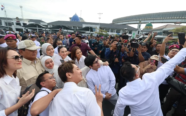 Foto Sejumlah influencer antusias berfoto bersama dengan Menhan Prabowo Subianto. (Foto: Humas Kemenhan)