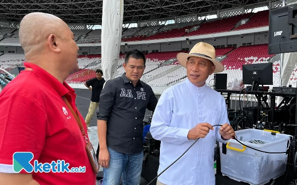 Foto Cek persiapan temu akbar Muslimat NU se-Indonesia di Stadion GBK Jakarta. (Foto: Naufal/Ketik.co.id)