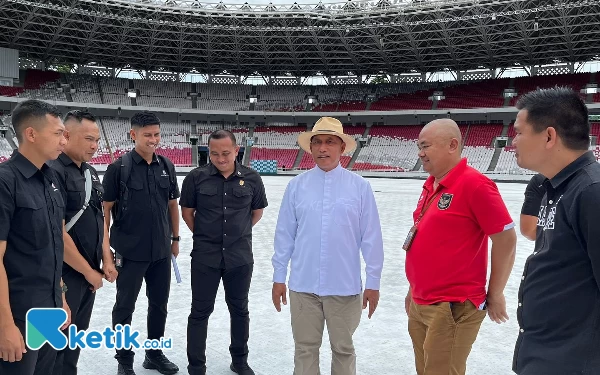 Foto Koordinasi bersama Paspampres persiapan penyambutan Presiden RI Joko Widodo di Stadion GBK. (Foto: Naufal/Ketik.co.id)