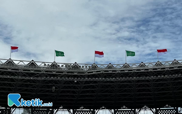 Foto Bendera merah putih dan bendera NU tertancap rapi berkibar mengelilingi atap stadion GBK Jakarta. (Foto: Naufal/Ketik.co.id)