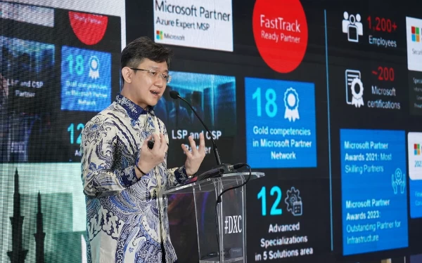 Foto Hendra Lesmana (Presiden Direktur NTT Indonesia Technology) memberikan pemaparan dalam acara peresmian Digital Experience Center. (Foto: Dok Microsoft Indonesia)