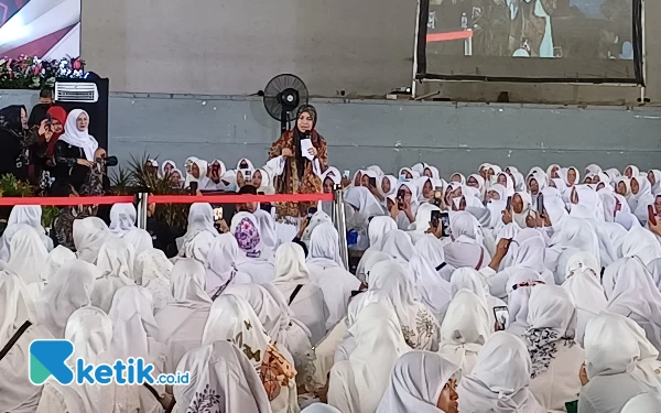 Foto Istri dari Paslon Presiden nomor urut 03 Ganjar Pranowo, Siti Atiko menyapa langsung jemaah yang hadir di Jatim Expo, Jumat (19/1/2024). (Foto: Khaesar/Ketik.co.id)