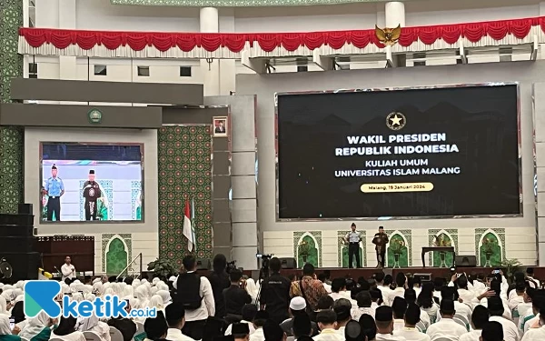 Thumbnail Berita - Ratusan Mahasiswa Unisma Sambut Kedatangan Wakil Presiden Ma'ruf Amin
