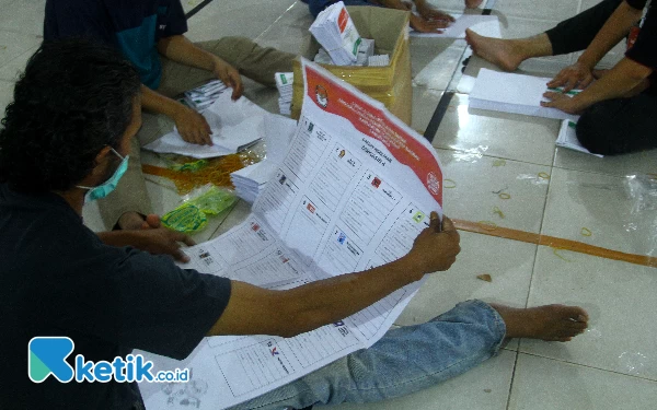 Thumbnail Berita - [Berita Foto] Pelipatan Surat Suara DPRD Kabupaten Banyuasin