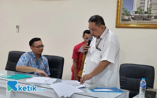 Foto Wahyu Kurniawan (baju putih) kerabat pasien yang komplain menyampaikan bukti berkas dihadapan Wakil Direktur Pelayanan dan Penunjang RS Queen Latifa Yogyakarta dr Amien Mujib Bahrudin. (Foto: Fajar Rianto / Ketik.co.id)