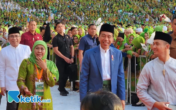 Thumbnail Presiden Joko Widodo bersama Ketum Muslimat NU Khofifah Indar Parawansa menyapa langsung ratusan ribu kader di Stadion GBK Jakarta saat Harlah Muslimat NU ke-78. (Foto: Kia/Ketik)