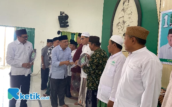 Foto Penyerahan secara simbolis oleh Ketua DPC PKB Bondowoso, Ahmad Dhafir didampingi Sekjen DPC PKB Bondowoso kepada para Ketua MWC Penerima (Ari Pangistu for ketik.co.id)