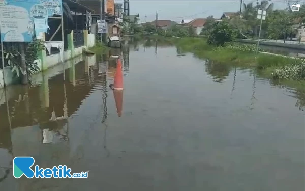 Foto Kondisi jalan akses di Desa Kedungbanteng, Kecamatan Tanggulangin, Sidoarjo, saat banjir masih menggenang pada Kamis (18/1/2024).  (Foto: Fathur Roziq/Ketik.co.id)