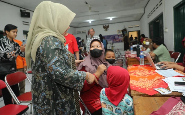 Foto Bupati Sleman mengamati proses pendaftaran dan berbincang dengan orang tua anak yang akan di vaksin polio pada saat pelaksanaan Sub-Pin Polio di Kalurahan Donoharjo, Ngaglik, Sleman. (Foto: Humas Pemkab Sleman)