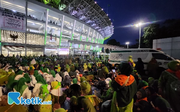 Thumbnail Kader Muslimat NU tumpah ruah duduk rapi di luar Stadion Gelora Bung Karno saat di dalam Stadion sudah tidak cukup menampung mereka
