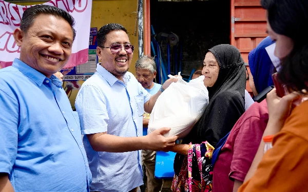 Thumbnail Berita - Gerindra Kediri Gelar Pasar Murah, Emak-Emak: Semoga Pak Prabowo Gemoy dan Mas Gibran Imut Menang