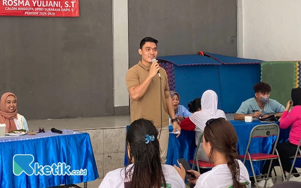 Foto Cahyo Harjo Prakoso saat melihat secara langsung Rosma Yuliani saat mensosialisasikan program Prabowo-Gibran. (Foto: Shinta Miranda/Ketik.co.id)