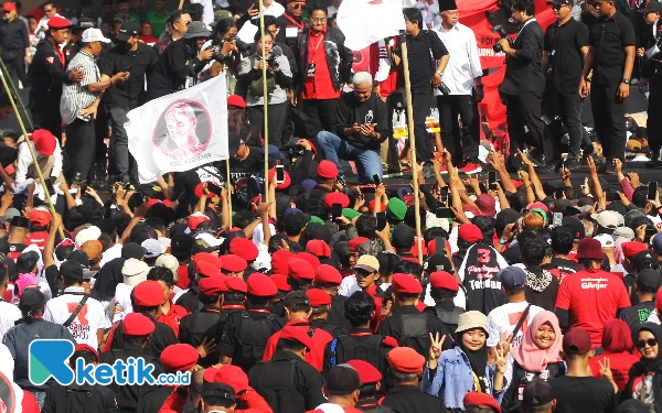 Foto Capres Nomor Urut 03 Ganjar Pranowo melayani pendukungnya yang minta foto bareng di panggung. (Foto: Fathur Roziq/Ketik.co.id)