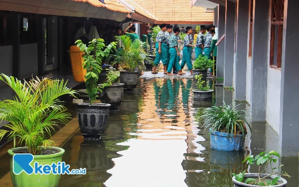 Foto Lantai koridor SMPN 2 Tanggulangin yang masih terendam air bah dari hujan dan luapan sungai pada Kamis (18/1/2024). (Foto: Fathur Roziq/Ketik.co.id)