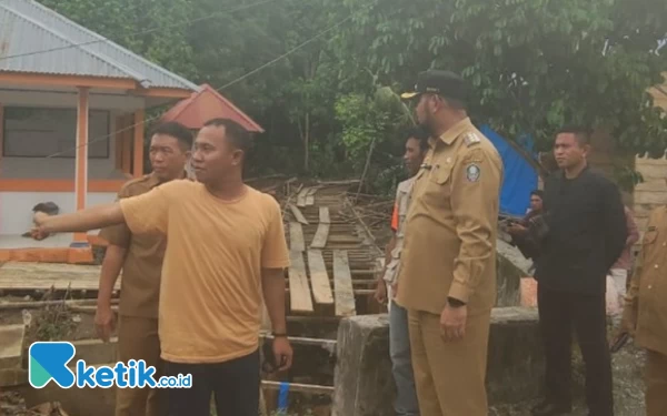 Thumbnail Berita - Atasi Banjir, Bupati Halsel Perintahkan Proyek Selokan Mangkrak di Desa Amasing Kali Segera Dituntaskan