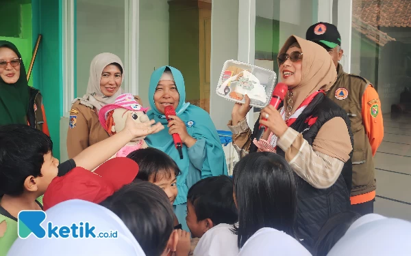 Thumbnail Bunda Literasi Kabupaten Bandung Beri Trauma Healing untuk Anak Terdampak Banjir