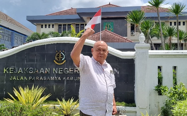 Foto Kehadiran aktifis anti korupsi independen Arifin Wardiyanto sebagai bentuk dukungan aksi tunggal yang dilakukan oleh Baharuddin Kamba. (Foto: Fajar Rianto / Ketik.co.id)