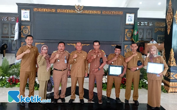 Foto Pj Bupati Jombang Sugiat (empat dari kiri) bersama jajaran di Pendopo Kabupaten Jombang (23/1/2024). (Foto: Rifat/Ketik.co.id)