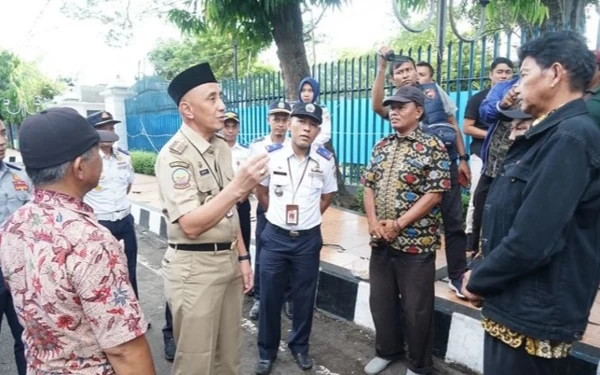 Foto Pj Bupati Bangkalan saat memberikan pengarahan pada sopir Trans Bangkalan